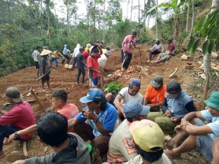 Penggempuran Tanah Untuk Pendirian Mushola di RT 12 Dusun Ponggok 