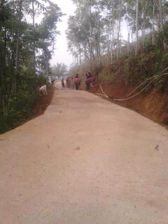 Giat  Warga RT 19 RW 10 Dusun Sendang Kerja Bakti Membersihkan Saluran Air