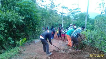 Kegiatan Padat Karya Tunai di Dusun Sendang 