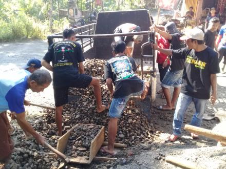 Warga PSHT Desa Puyung Membaur Bersama Masyarakat Bekerja Bakti Memperbaiki Jalan Desa