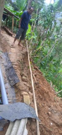 Hujan Turun Hampir Satu Minggu Mengakibatkan Tebing Rumah Pak Katimin Longsor 