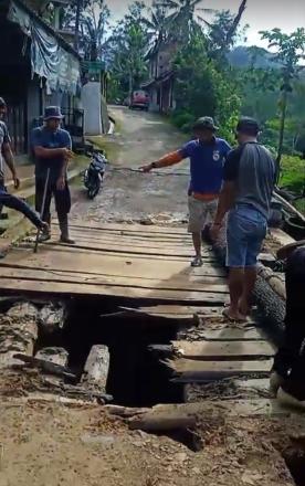 Akses Puyung-Kembangan Kembali Lumpuh, Jembatan Darurat Blimbing Ambrol Tergerus Abrasi