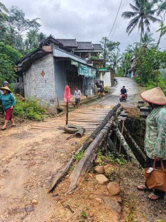 Tak Mau Terisolir, Warga Dusun Sendang Trenggalek Bangun Kembali Jembatan Darurat Secara Swadaya