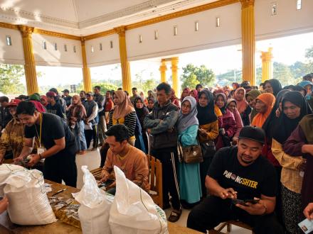 Penyaluran Bantuan Beras dan Minyak Goreng di Desa Puyung Berjalan Lancar dan Tertib